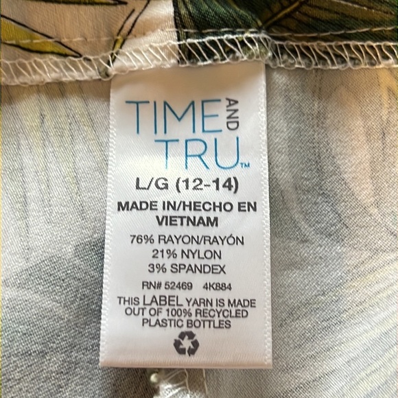 Time and Tru Womens Tropical Leaf Patterned Bermuda Shorts Size Large (12-14) - Picture 6 of 7